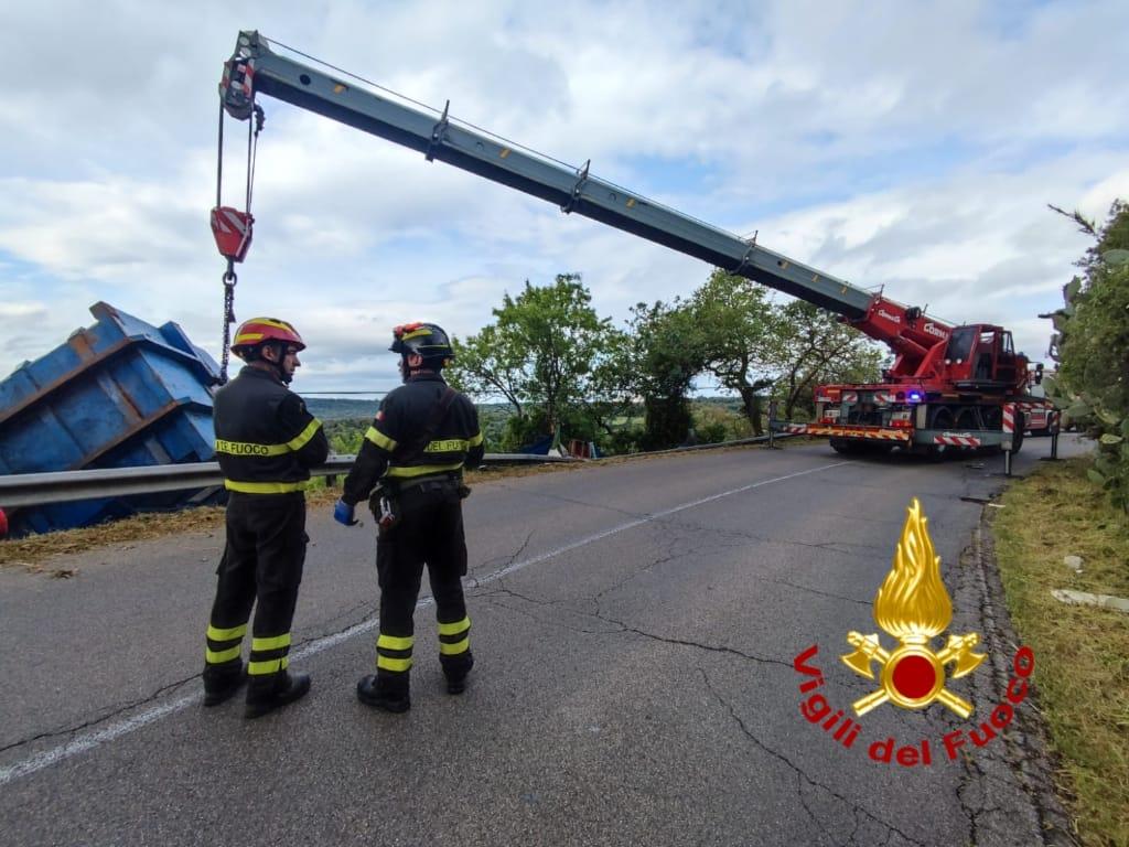 
	L'autogru e il cassone sulla sinistra durante il recupero

