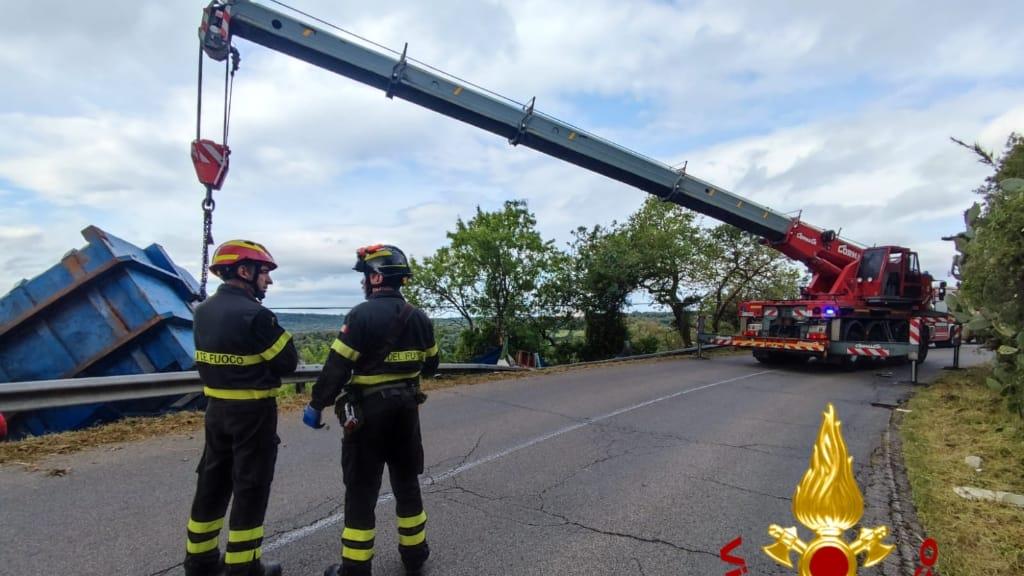 L'autogru e il cassone sulla sinistra durante il recupero