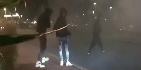 Una delle immagini tratte da un video che ha ripreso le violenze in Darsena davanti al locale Maki Maki