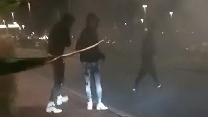 Una delle immagini tratte da un video che ha ripreso le violenze in Darsena davanti al locale Maki Maki