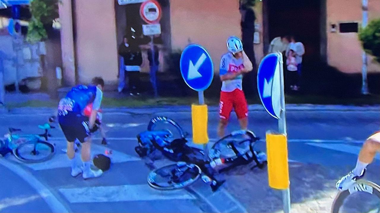 Giro d’Italia, incidente a Pietrasanta: ciclisti contro lo spartitraffico. «Avevamo proposto percorso alternativo»
