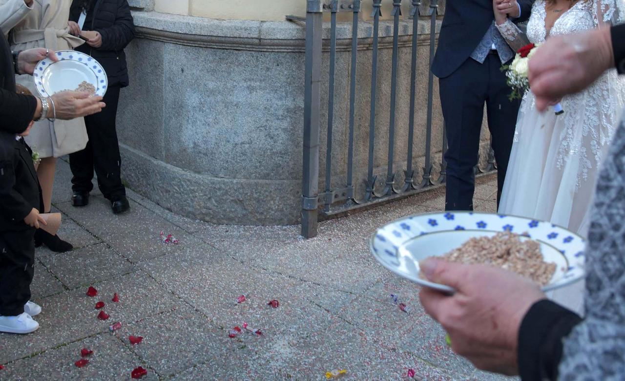 Olbia, il sindaco Settimo Nizzi vieta la rottura dei piatti durante i matrimoni: «È pericoloso»