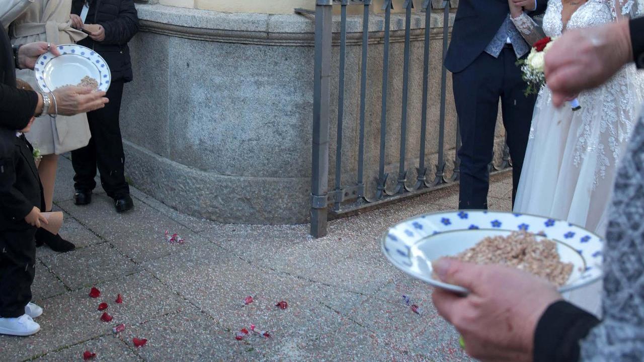 Olbia, il sindaco Settimo Nizzi vieta la rottura dei piatti durante i matrimoni: «È pericoloso»