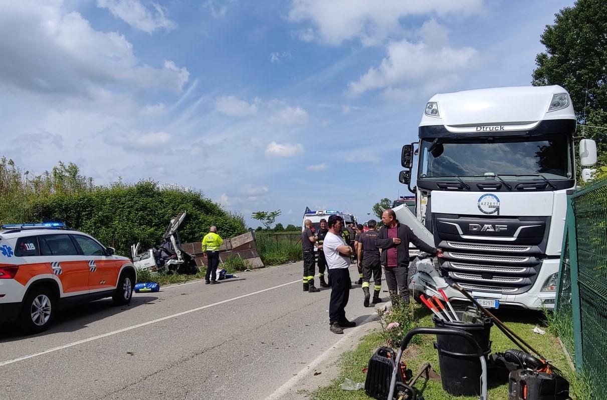 Modena, violento schianto tra due camion in strada Pederzona: ferito un 62enne