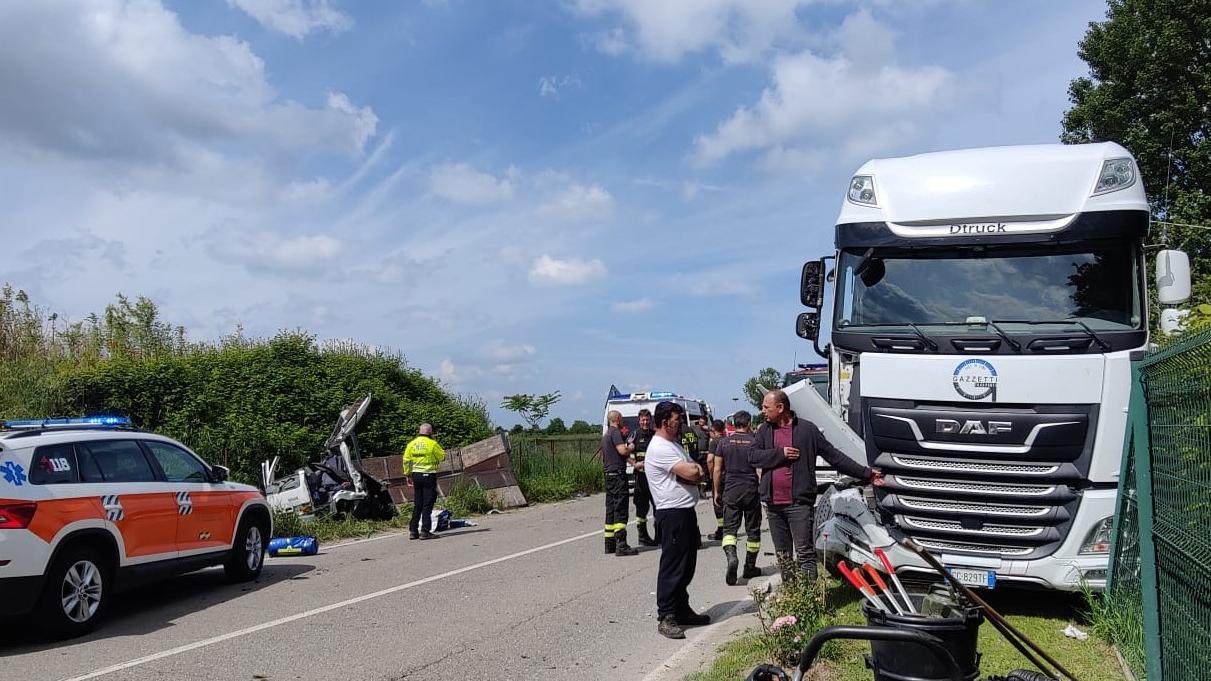 Modena, violento schianto tra due camion in strada Pederzona: ferito un 62enne