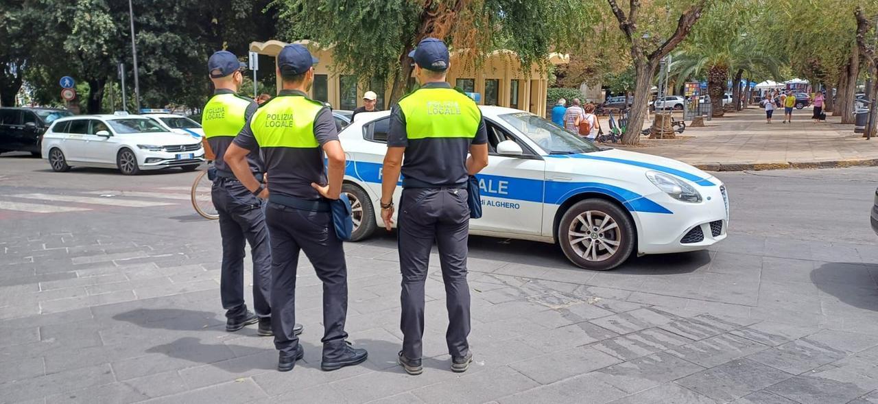 Alghero agenti della polizia locale in servizio