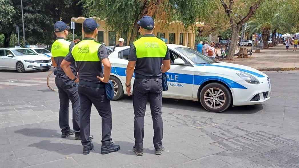 Alghero, aggredisce un agente della polizia locale: lo bloccano in otto