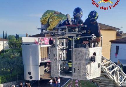Giro d’Italia in Toscana, spettatrice si sente male sulla tribuna a sei metri da terra: l’incredibile intervento dei pompieri