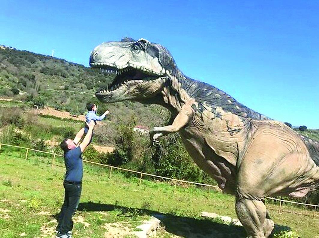 Giù le mani da T-Rex e brontosauri: «Grazie a loro si impara la storia»