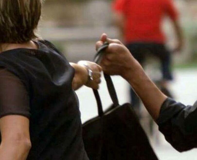 Immobilizzata in auto e rapinata nel parcheggio