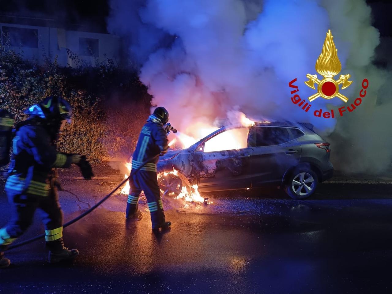 Sassari, auto distrutta dal fuoco nella notte