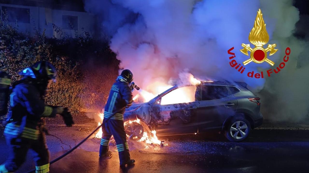 Sassari, auto distrutta dal fuoco nella notte