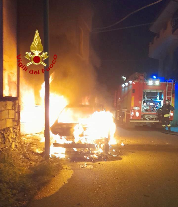 Fonni, brucia nella notte l’auto di una ragazza