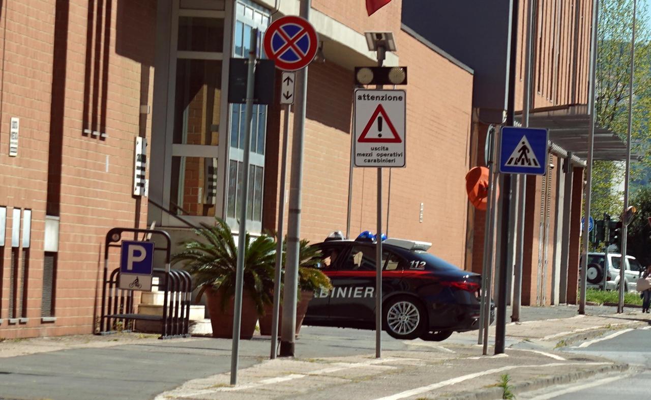 
	Una pattuglia dei carabinieri davanti al comando provinciale labronico (foto Franco Silvi)

