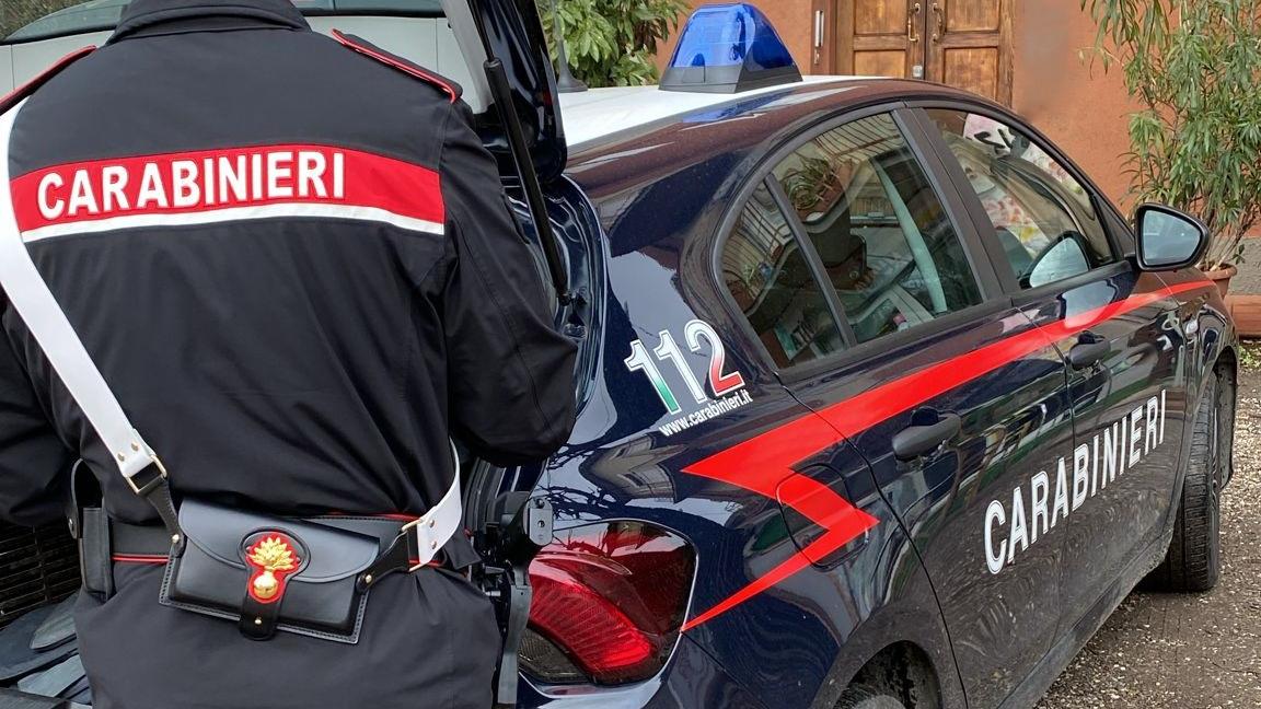 Schiaffi, testate e mani al collo poi le minacce quando lei lo lascia: 28enne arrestato