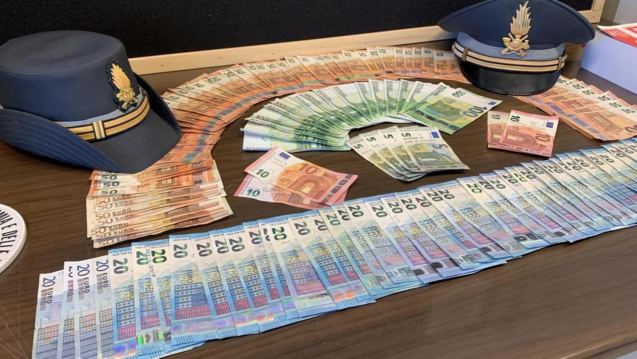 Alcune delle banconote false sequestrate dalla guardia di finanza (foto d'archivio)