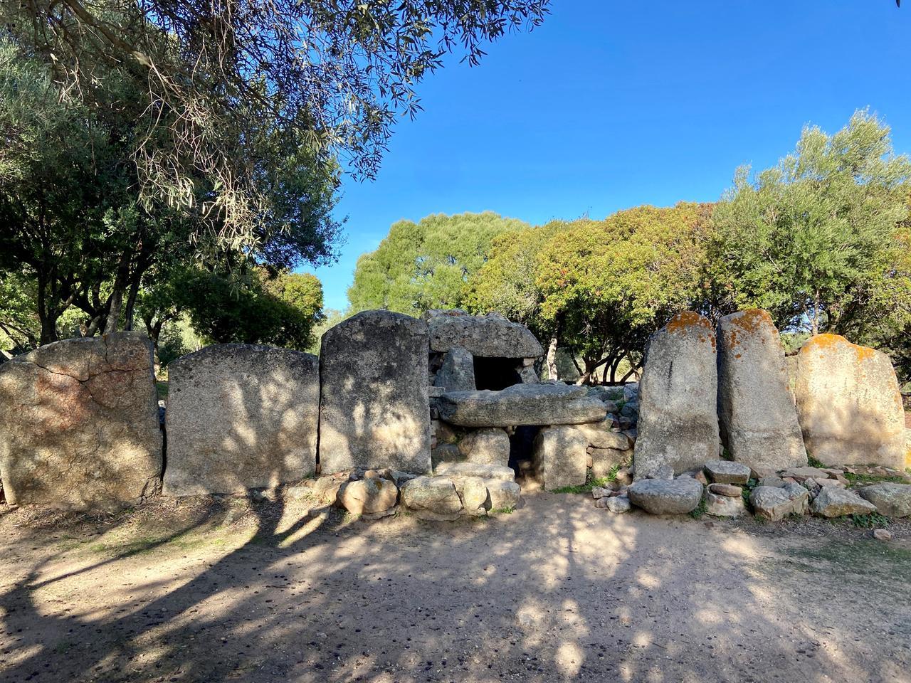 
	Ad Arzachena la tomba di giganti di Su Monte 'e S'Abe

