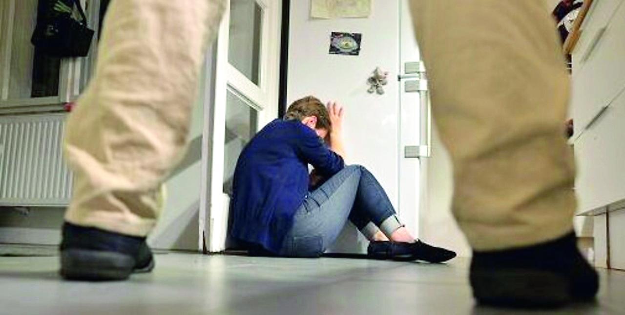 Sassari: «Hai partorito un deficiente» e maltratta la ex, condannato