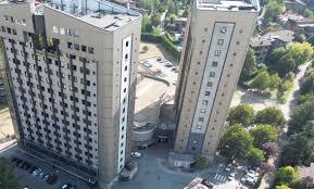 Modena, Costellazioni con gli ascensori rotti: «14 piani a piedi da 7 giorni»