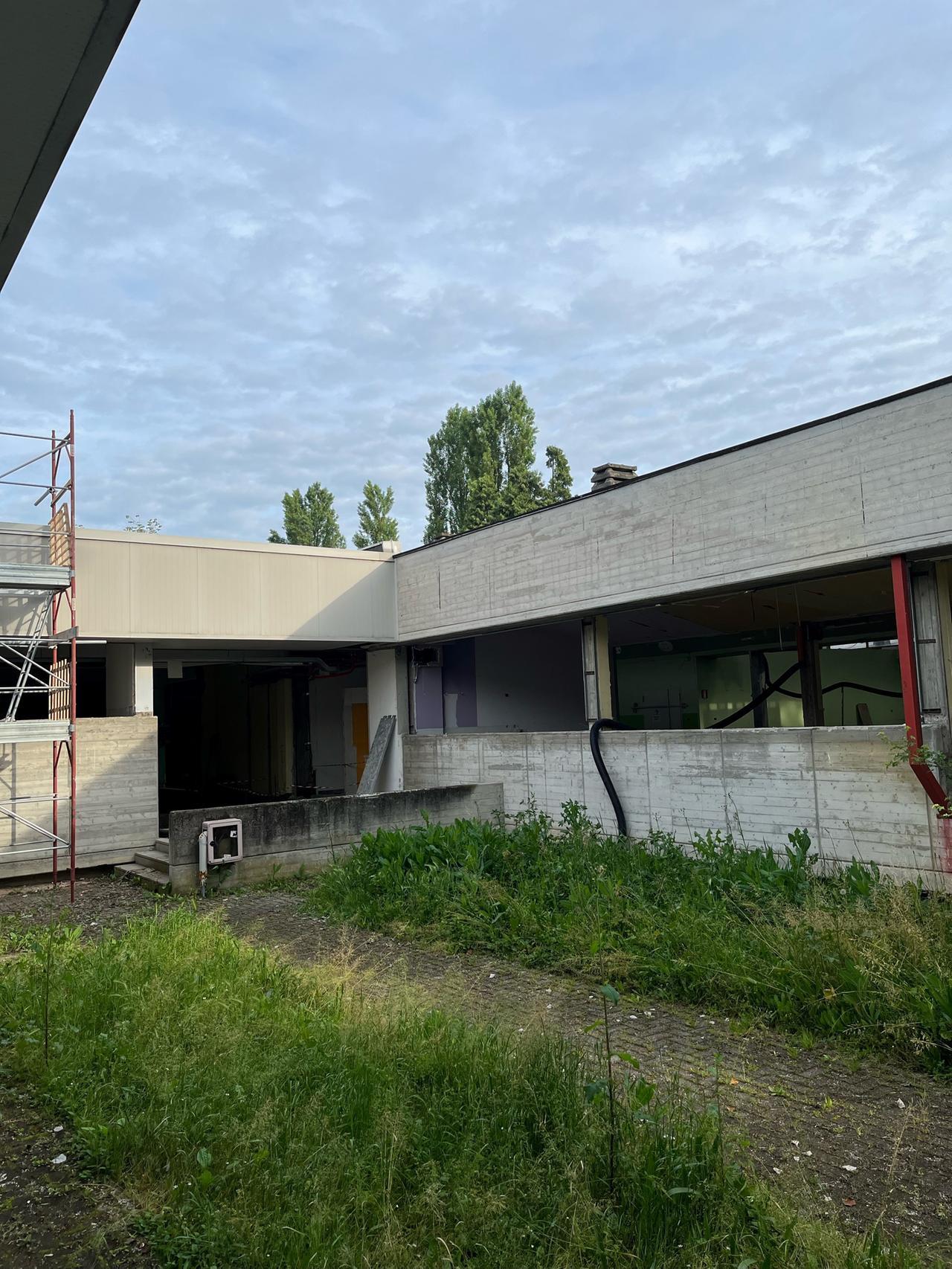 Soliera, famiglie infuriate: «All’asilo si fa lezione nel cantiere, quanti disagi per i nostri bambini»