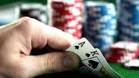 Ferrara, poker nel circolo privato: accusa di gioco d’azzardo