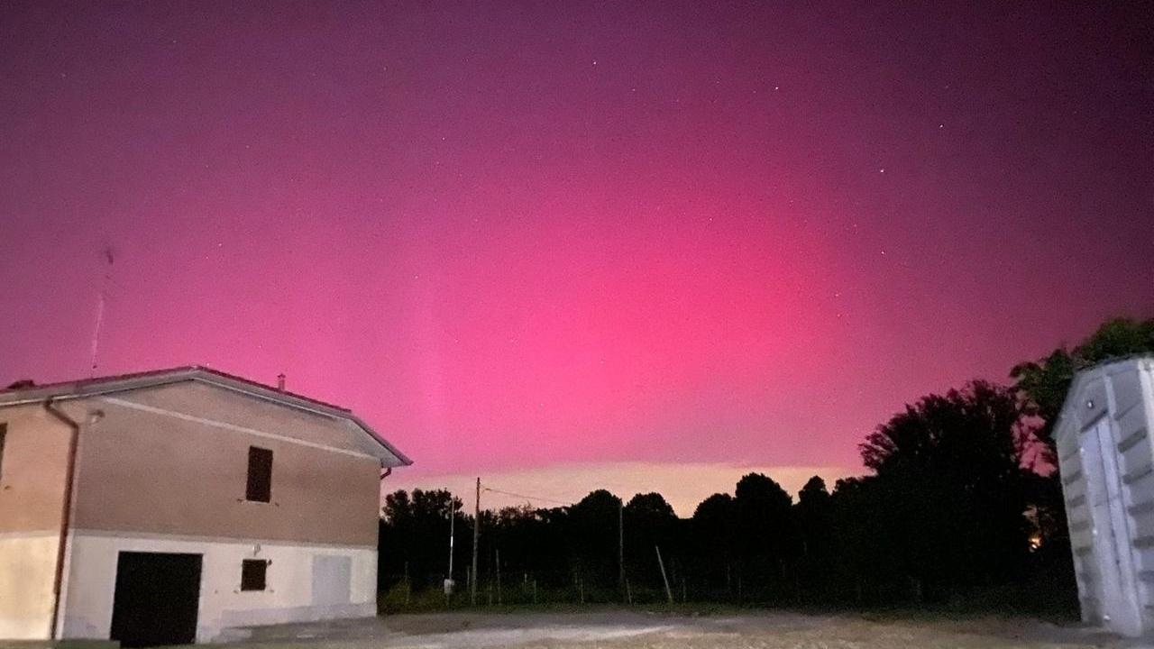 Lo spettacolo dell’aurora boreale a Modena: il cielo si illumina di rosa