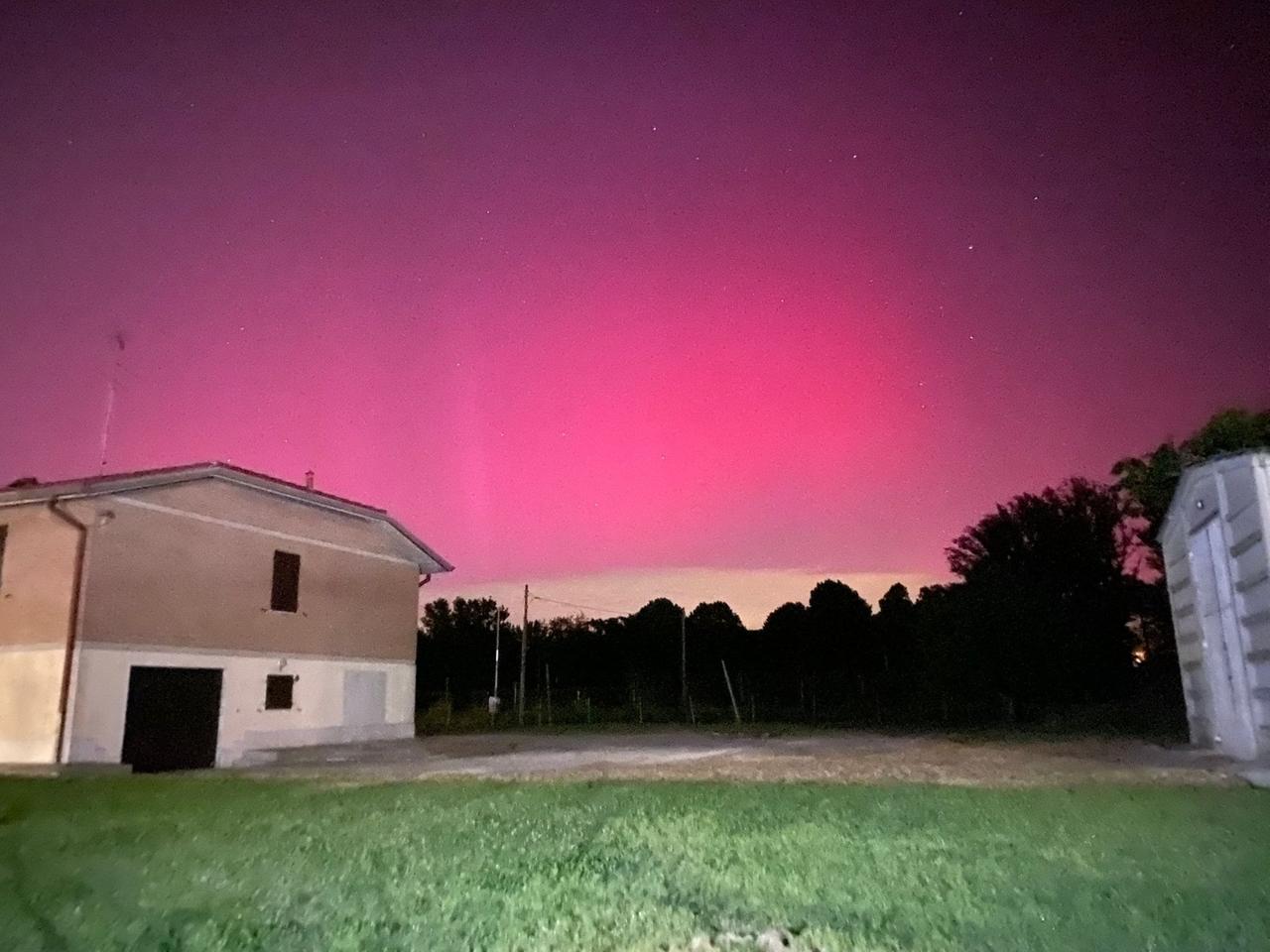Lo spettacolo dell’aurora boreale a Modena: il cielo si illumina di rosa – LE VOSTRE FOTO