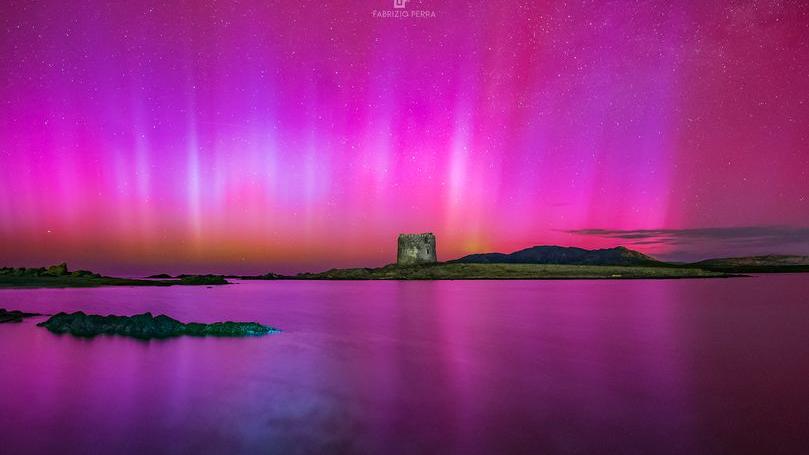 L’aurora boreale illumina di rosso la notte della Sardegna: tutte le immagini