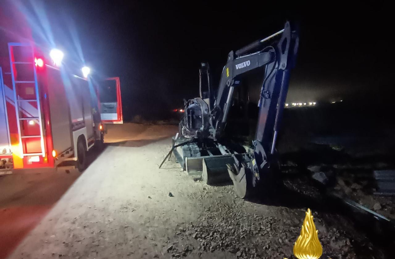 Incendiati nella notte i mezzi di una ditta a Noragugume