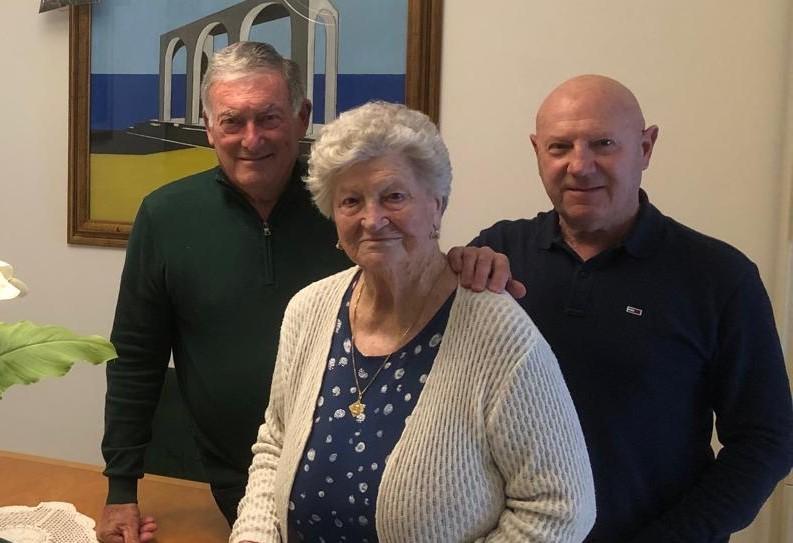 Carrara, nonna Nimes compie 100 anni: «Grazie al cielo sto bene e ho una famiglia super»