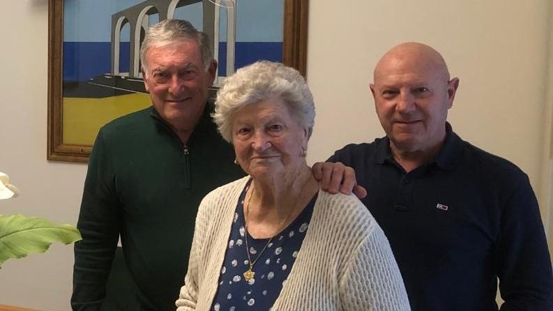Carrara, nonna Nimes compie 100 anni: «Grazie al cielo sto bene e ho una famiglia super»