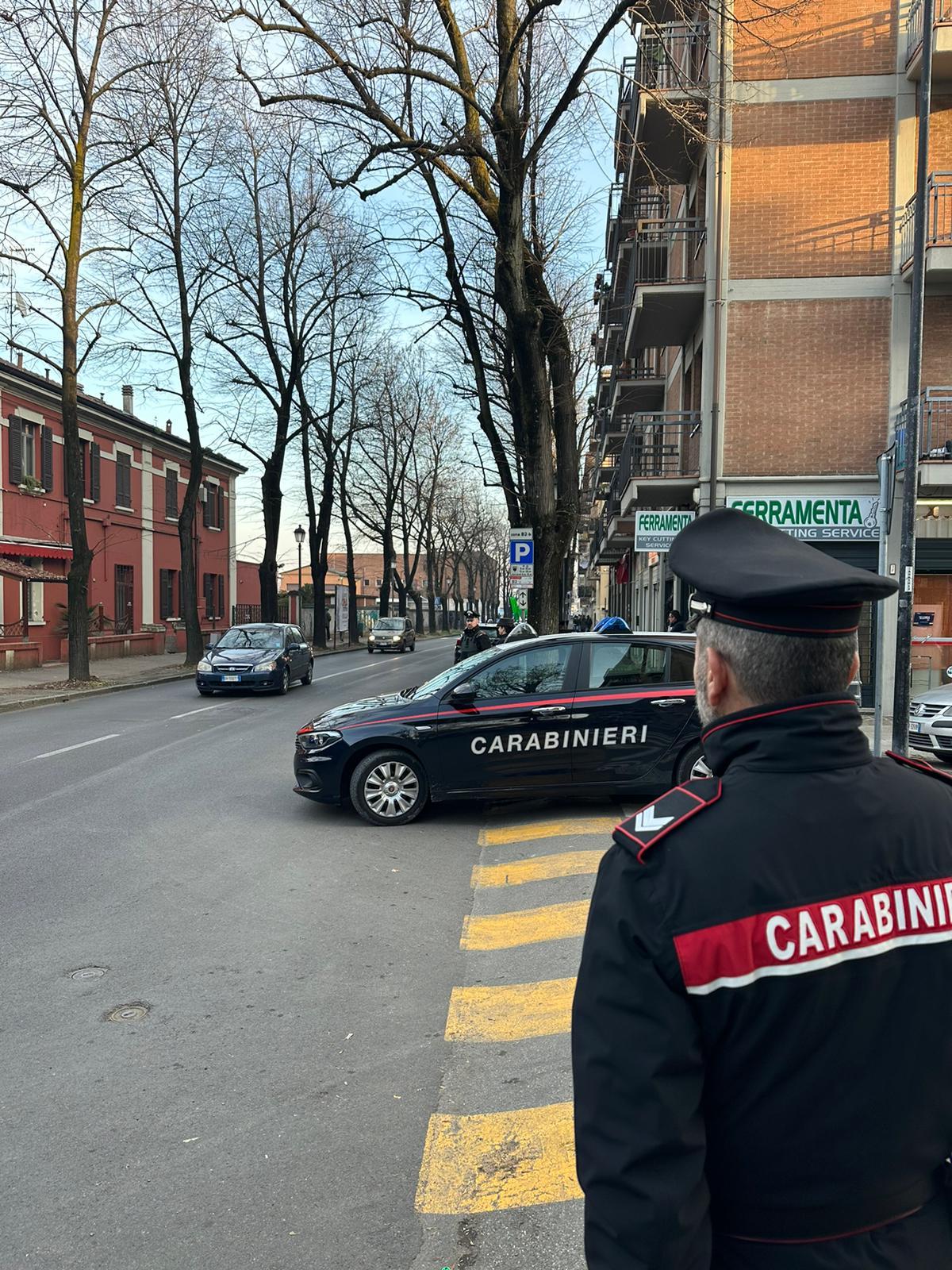 Minorenne ferito da una bottigliata nella rissa davanti alla stazione