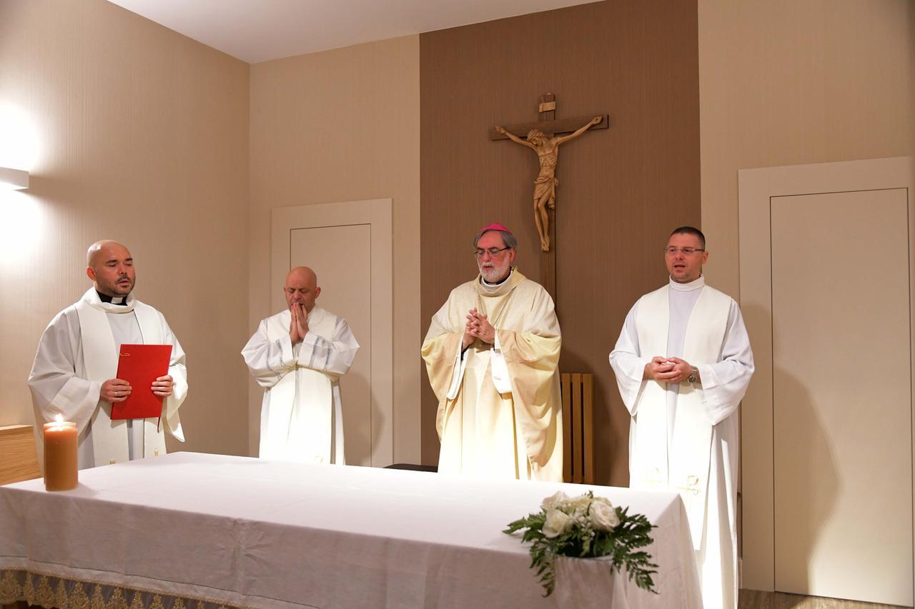 
	La messa celebrata dal vescovo dom Roberto Fornaciari (foto Vanna Sanna)

