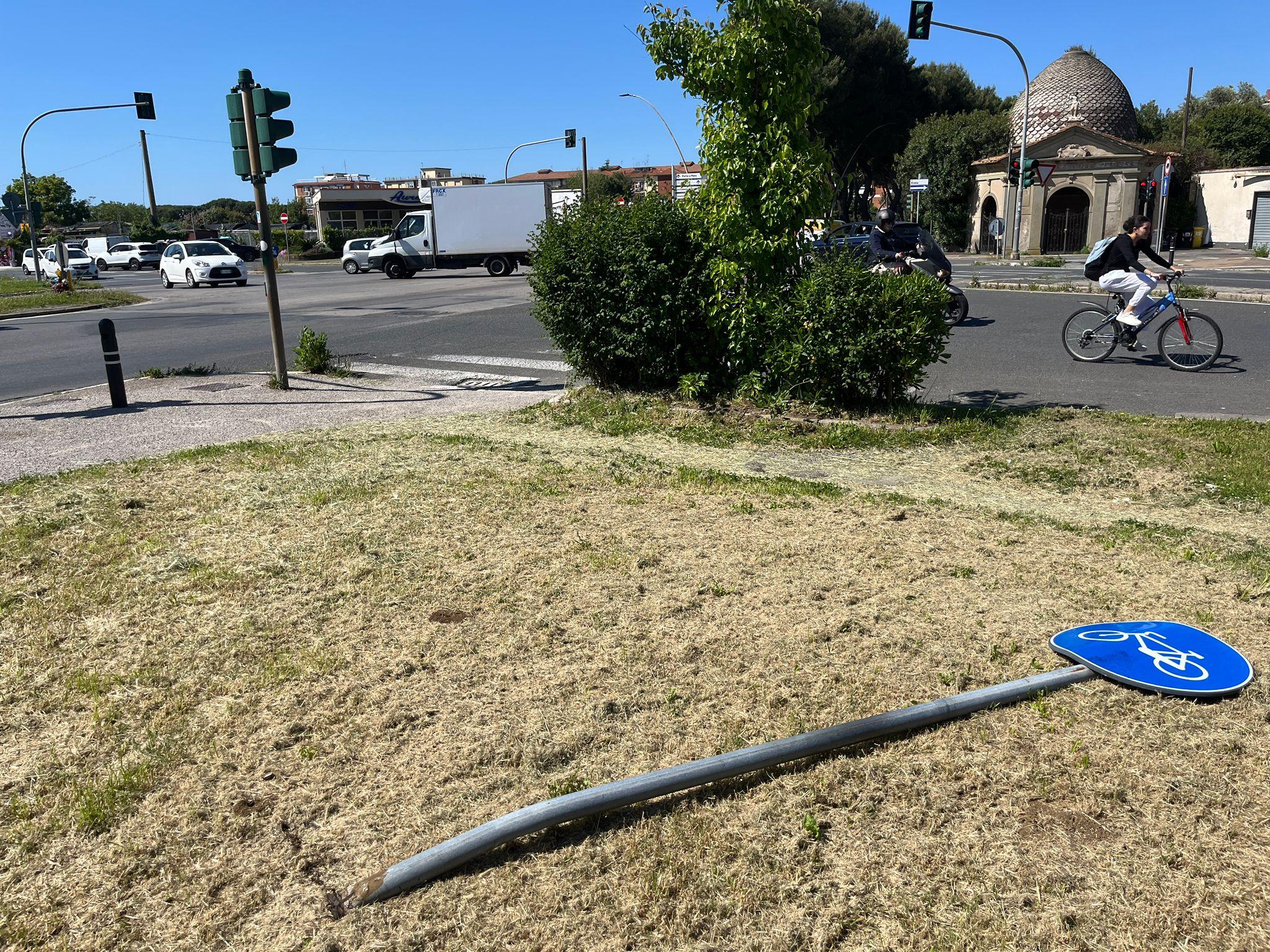 Il palo abbattuto dopo l'urto in viale Boccaccio (foto Franco Silvi)