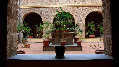 Uno scorcio dell'antico chiostro del Carmine