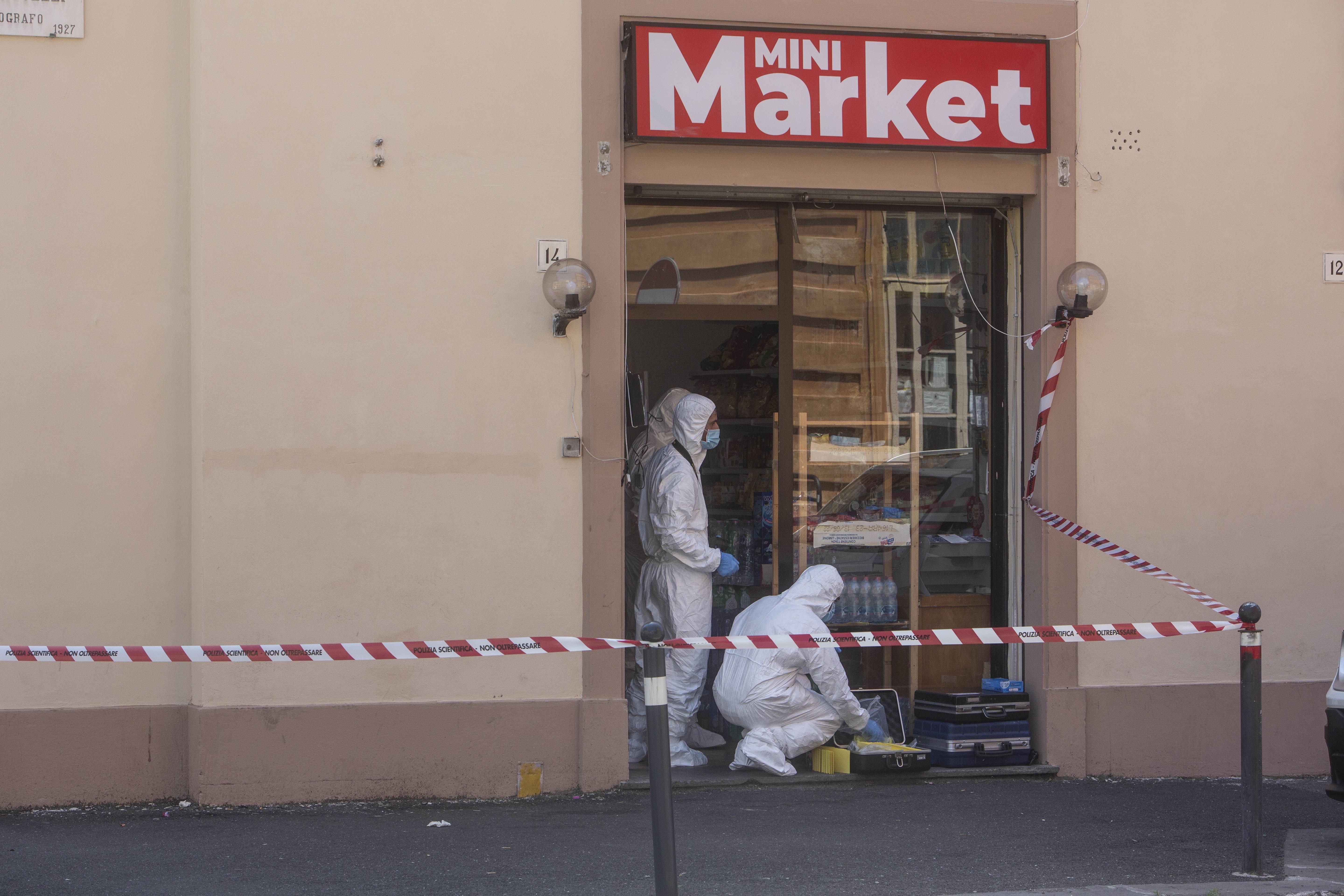 I rilievi della polizia scientifica nel minimarket lo scorso luglio (foto Daniele Stefanini / Agenzia Silvi)