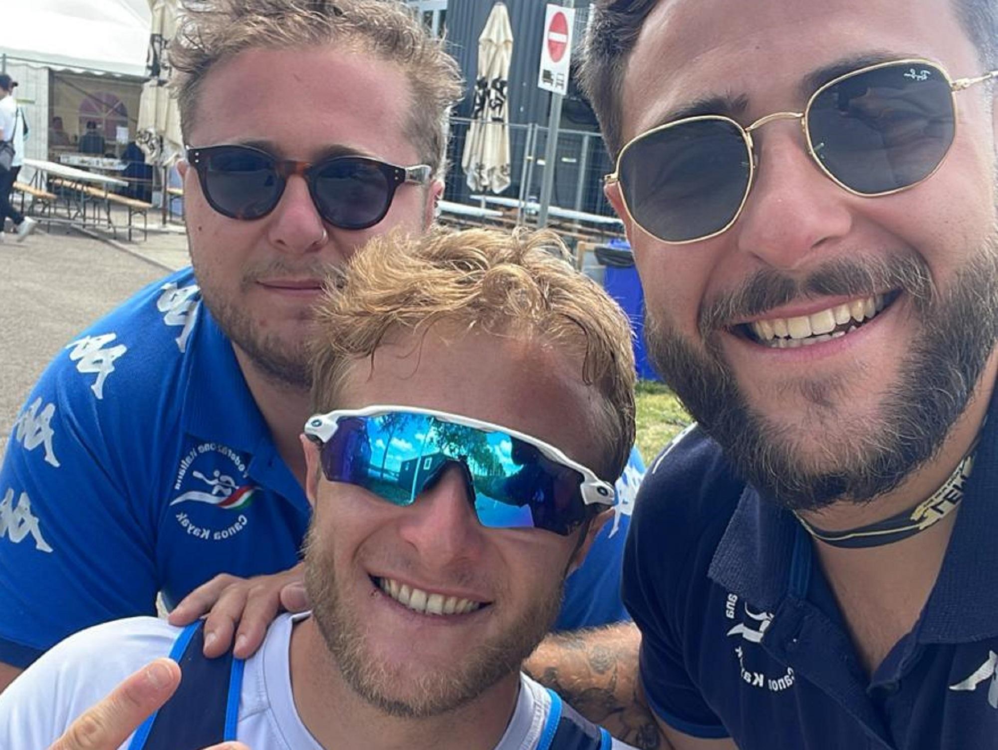 Christian Volpi festeggia insieme ai suoi fratelli