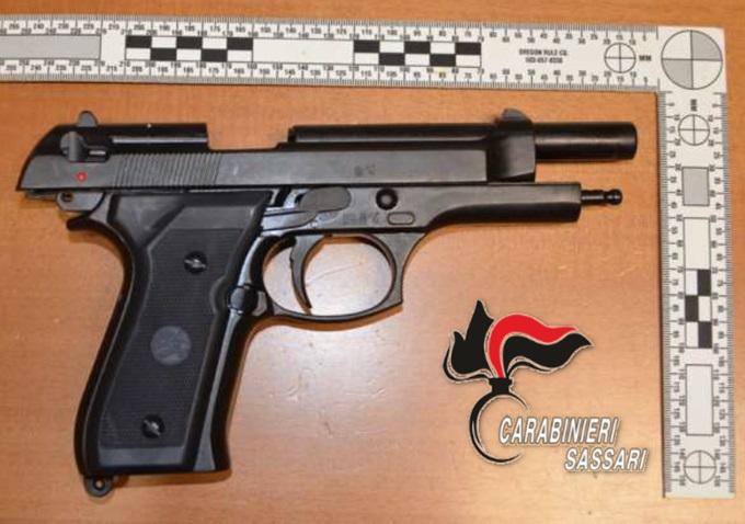 Ozieri, al pronto soccorso ubriaco e con una pistola col colpo in canna: denunciato un 50enne