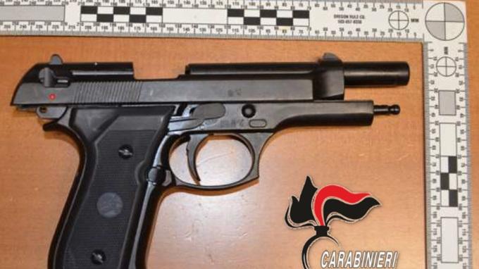 Ozieri, al pronto soccorso ubriaco e con una pistola col colpo in canna: denunciato un 50enne