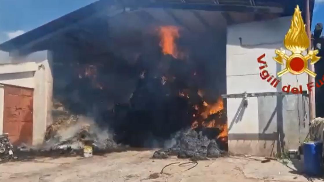 Silanus, a fuoco oltre 600 balle di fieno