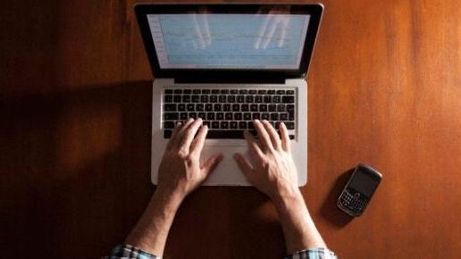 Una persona mentre scrive a un computer (foto d'archivio)