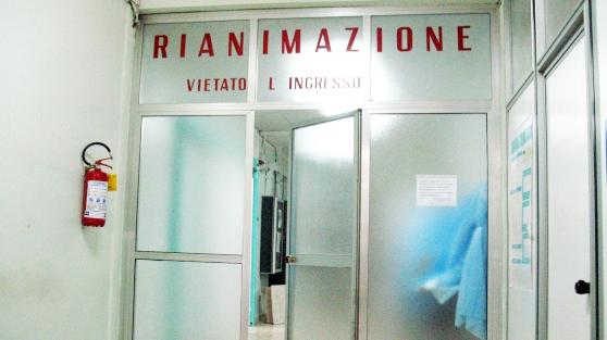 Sassari, trentenne pestato dal branco nella notte mentre torna a casa: è grave in Rianimazione