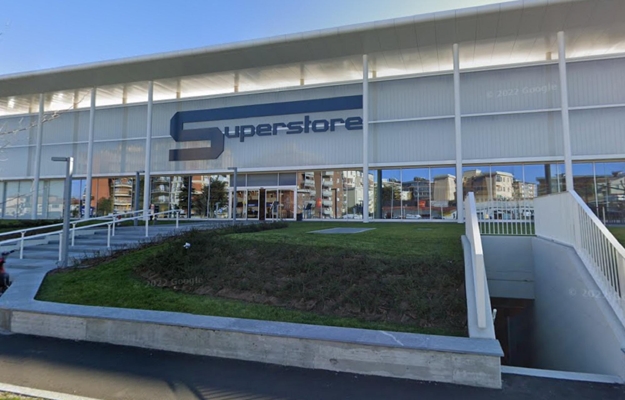 Il supermercato Esselunga di viale Petrarca, a Livorno