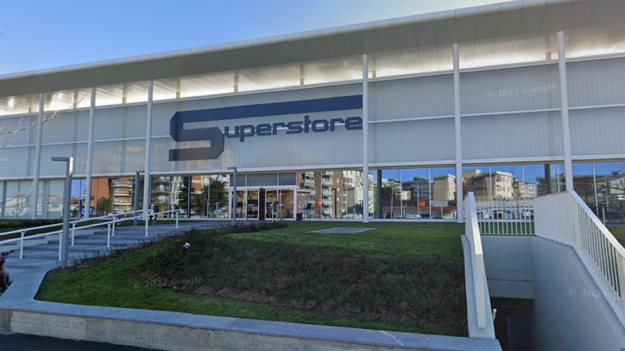 Il supermercato Esselunga di viale Petrarca, a Livorno