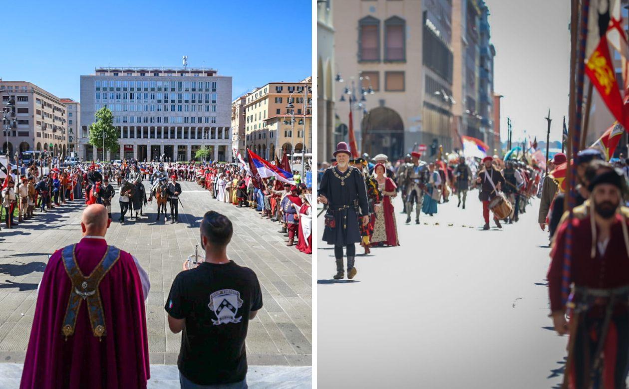 
	La sfilata dei trecento figuranti del Tuscany Medieval festival in centro e la benedizione davanti al duomo (foto di Andrea Dani)

