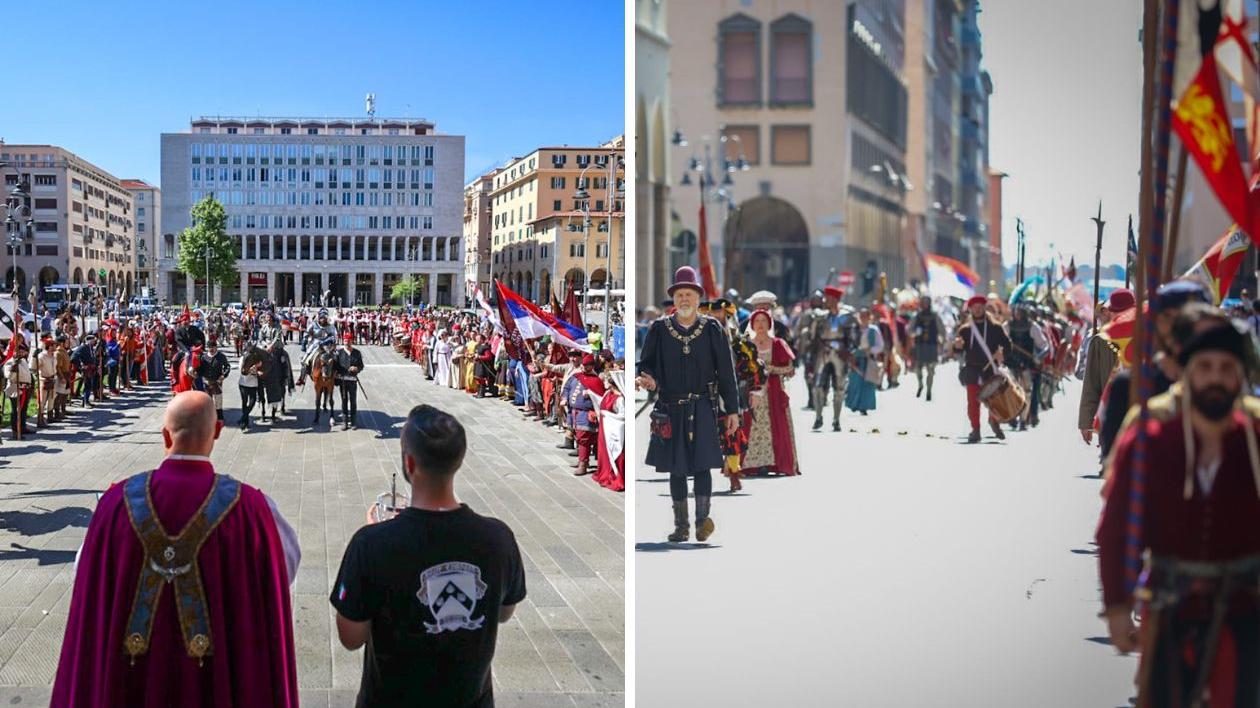 La sfilata dei trecento figuranti del Tuscany Medieval festival in centro e la benedizione davanti al duomo (foto di Andrea Dani)