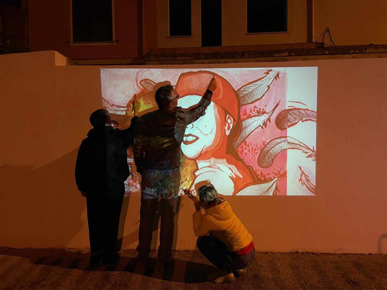 
	I docenti tracciano le linee per il murale a Michela Murgia

