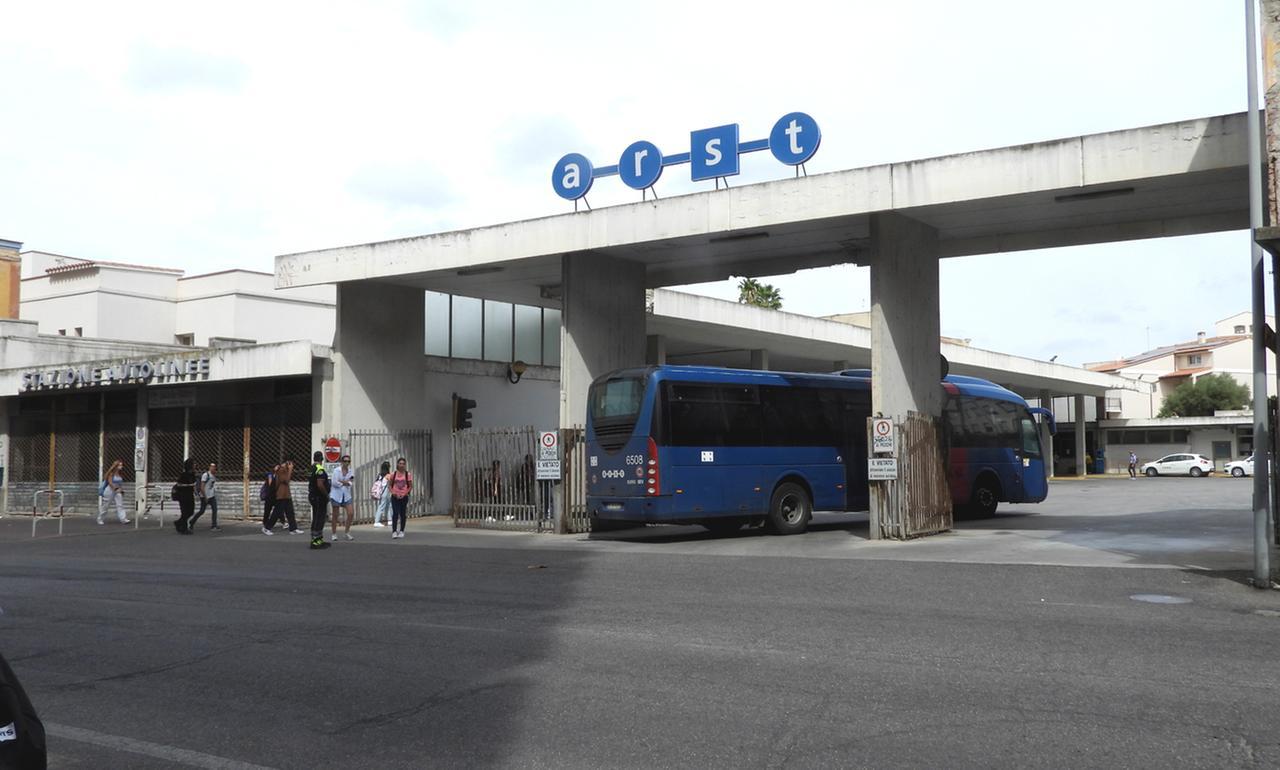 
	La stazione dei pullman dell'Arst in via Cagliari

