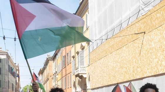 Modena, in centinaia sfilano in centro. «Stop alla guerra in Palestina» 