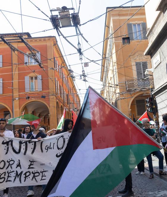 Modena, in centinaia sfilano in centro. «Stop alla guerra in Palestina»